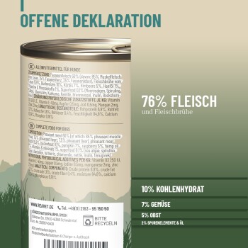 Dosenhundefutter mit einem offenen Deklarationsetikett, das die Zutaten auflistet: 76% Fleisch und Brühe, einschließlich Fasan, Kürbis und Beeren.