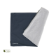 Eine marineblaue Haustierdecke mit einer weichen grauen Unterseite, mit dem Logo 'Doctor Bark' und einem 'Green Label'-Emblem in der Ecke.