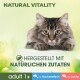 Flauschige Katze mit großen Augen auf einem grünen Hintergrund. Text: "NATURAL VITALITY" und "HERGESTELLT MIT NATÜRLICHEN ZUTATEN." Fisch- und Lachs-Symbole.