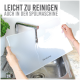 Eine Person spült ein flexibles Schneidebrett in einer Spüle, mit "Leicht zu reinigen auch in der Spülmaschine" darüber.