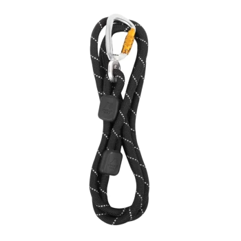 Schwarze Haustierleine mit reflektierenden Nähten und einem silbernen Karabinerclip, entworfen für Sicherheit und Haltbarkeit.