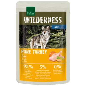 Die Verpackung von Wilderness Adult Pure Turkey Hundefutter zeigt einen Wolf im Wald und betont 95% Truthahn und keine zusätzlichen Körner.