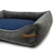 Ein graues Haustierbett mit einem blauen Kissen, mit einem Lederetikett, auf dem "RexProduct.com" steht.
