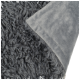 Nahaufnahme einer weichen, flauschigen grauen Haustierdecke mit einer glatten grauen Unterseite, die ihre gemütliche Textur und das doppelseitige Design zeigt.