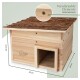 Holzhaustierhaus mit einem Rinden-Dach, Maße 30 cm x 24 cm x 22,5 cm, mit verschraubten Elementen und einem kleinen Eingang.