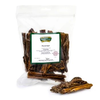 Eine durchsichtige Tüte mit "Masterfeed Premium Pferdemägen" getrockneten Pferdemagen-Leckerlis für Hunde, die Nährwertinformationen für Protein, Fett und Feuchtigkeit zeigt.