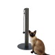 Schwarzer Kratzbaum für Katzen mit runder Basis und einem hängenden Spielzeug, das mit einem Seil befestigt ist.