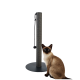 Schwarzer Kratzbaum für Katzen mit runder Basis und einem hängenden Spielzeug, das mit einem Seil befestigt ist.