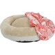 Ein gemütliches Haustierbett mit einem plüschigen beigen Kissen und einer abnehmbaren rosa Blumen-Decke, die über eine Seite drapiert ist.