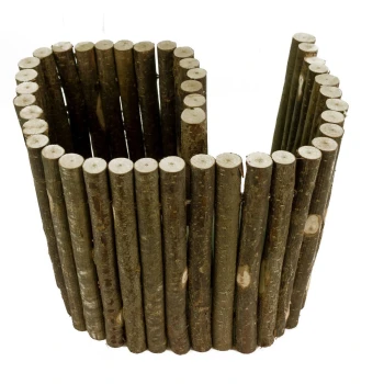 Natürlicher Holz-Kauspielzeug für Haustiere, geformt wie eine gemütliche Höhle, aus kleinen Stämmen, die in einer kreisförmigen Anordnung angeordnet sind.