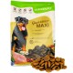 Hundefuttertüte mit einem Rottweiler auf der Vorderseite, beschriftet mit 'Gino's ADULT MAXI mit Huhn', mit verstreutem Kibble davor.