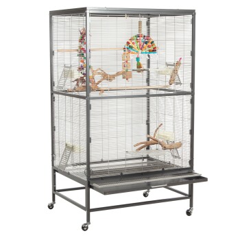 Großer zweistöckiger Vogelkäfig mit bunten Spielzeugen, Holzstangen und einer herausziehbaren Schublade für einfache Reinigung, auf rollenden Rädern.
