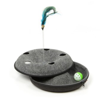 Interaktives Haustierspielzeug mit einer grauen Filzbasis mit Löchern, einer Feder auf einer Feder und einem kleinen grünen Ball im Inneren.