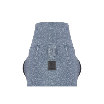 Eine blaue Haustierjacke mit einem strukturierten Muster, ausgestattet mit einem schwarzen Etikett, auf dem "RUFFWEAR" steht, und einem Größenetikett mit der Aufschrift "8".