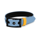 Ein blauer Hundehalsband mit einer schwarzen Schnalle und einem gelben Akzentband, mit dem Text "THE DOG IDEA" an der Seite.