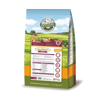 Eine Tüte BELLFOR Haustierfutter vor einer malerischen Landschaft, beschriftet mit "PREMIUMQUALITÄT" und "FREILAND-SCHMAUS MINI."