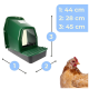 Grüne Kunststoff-Hühnernestbox mit geriffeltem Eingangsbereich, Maßangaben '1: 44 cm, 2: 28 cm, 3: 45 cm' und einer braunen Henne.