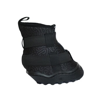 Schwarzer Haustierstiefel mit strukturiertem Design, ausgestattet mit zwei verstellbaren Riemen und einer Gummisohle für besseren Halt.