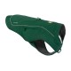 Grüne Hundejacke von Ruffwear mit reflektierenden Akzenten und einer Tasche, entworfen für Outdoor-Aktivitäten.