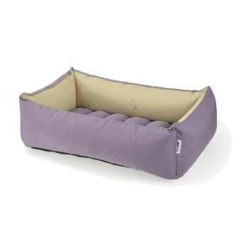Panier pour animal rectangulaire violet et beige avec côtés rembourrés et petite étiquette en tissu à l'avant.