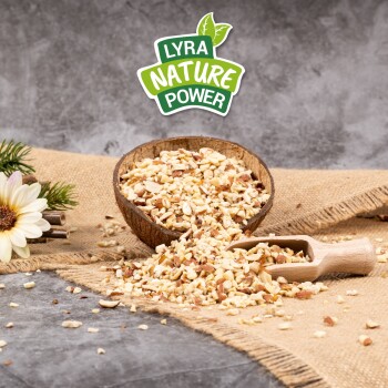 Schüssel mit gehacktem Tierfutter auf Jute mit einem Holzlöffel, mit dem Logo "LYRA NATURE POWER" darüber.
