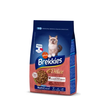 Un sac de nourriture pour chats Brekkies avec un chat duveteux sur le devant, étiqueté "Délice" avec 45 % de protéines animales, taille de 1,35 kg.