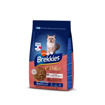 Un sac de nourriture pour chats Brekkies avec un chat duveteux sur le devant, étiqueté "Délice" avec 45 % de protéines animales, taille de 1,35 kg.
