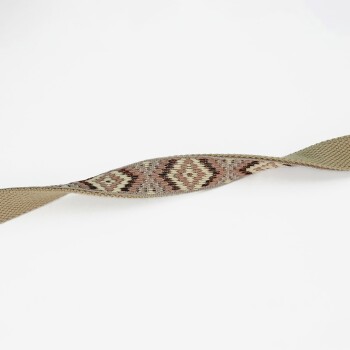 Ein dekorativer Haustierhalsband mit einem gewebten Diamantmuster in erdigen Tönen von Braun, Beige und Grün, vor einem weißen Hintergrund.