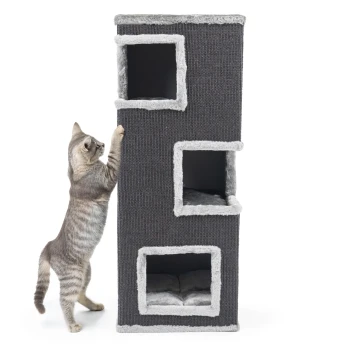 Kratztonne Patrick anthrazit Eine verspielte graue getigerte Katze streckt sich zu einem hohen, grauen Katzenbaum mit drei Öffnungen, der weiche, plüschige Innenräume hat.