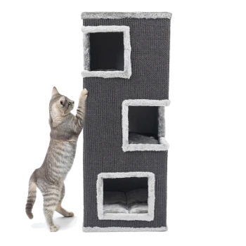 Eine verspielte graue getigerte Katze streckt sich zu einem hohen, grauen Katzenbaum mit drei Öffnungen, der weiche, plüschige Innenräume hat.