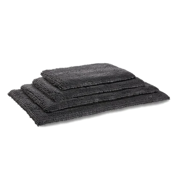 Aufgestapeltes Set aus vier dunkelgrauen, flauschigen Chenille-Haustiermatten in abgestuften Größen.