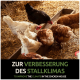 Hühner picken an Futter in einem strohgedeckten Stall, mit Textüberlagerung in Deutsch und Englisch über die Verbesserung des Klimas im Hühnerhaus.