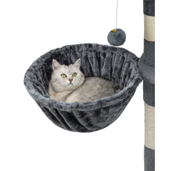 Eine gemütliche graue Katzenbett mit plüschigem Stoff, mit einem hängenden Spielzeug mit einer Glocke, das an einem Katzenbaum befestigt ist.