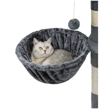 Eine gemütliche graue Katzenbett mit plüschigem Stoff, mit einem hängenden Spielzeug mit einer Glocke, das an einem Katzenbaum befestigt ist.
