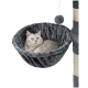 Eine gemütliche graue Katzenbett mit plüschigem Stoff, mit einem hängenden Spielzeug mit einer Glocke, das an einem Katzenbaum befestigt ist.