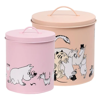Zwei dekorative Futteraufbewahrungstins, eine pinkfarbene mit Tierillustrationen und eine kleinere pinkfarbene Dose mit einem Griff, beide mit verspielten Designs.