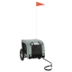 Tieranhänger mit grauem Überzug, zwei Rädern, einer Sicherheitsflagge und einer Leinenbefestigung, entworfen für den Transport von Haustieren.