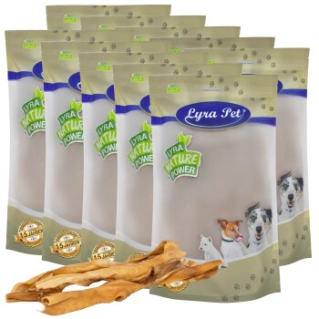 Eine Anzeige mehrerer Beutel Lyra Pet Naturfutter, die ein Logo und Bilder verschiedener Hunde zeigt. Vorne sind Hundekauartikel.