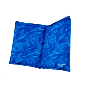 Blaue Tierliege mit marmoriertem Design, mit dem Text "ARCTIC COMFORT by TroopDot" in der unteren rechten Ecke.