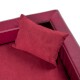Ein plüschiges rotes Haustierbett mit einem passenden rechteckigen Kissen, mit einem strukturierten Stoff und einem eleganten, genähten Rand.