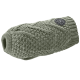Ein gemütlicher grüner gestrickter Pullover für Haustiere, mit einem strukturierten Design und einer runden Öffnung für den Kopf, mit einem schwarzen Logo-Patch.