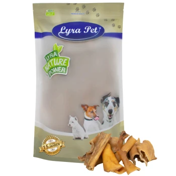 Verpackung von Lyra Pet Hundesnacks mit dem Text 'Lyra Nature Power' und Bildern eines Hundes, einer Katze und eines weißen Hundes, mit verschiedenen Kaustücken davor.