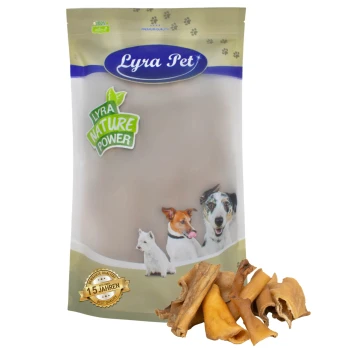 Verpackung von Lyra Pet Hundesnacks mit dem Text 'Lyra Nature Power' und Bildern eines Hundes, einer Katze und eines weißen Hundes, mit verschiedenen Kaustücken davor.