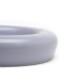 Eine Nahaufnahme einer glatten, runden, lavendelfarbenen Futterschüssel für Haustiere mit glänzender Oberfläche, vor einem weißen Hintergrund.