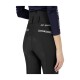 Eine Nahaufnahme des Rückens einer Frau, die schwarze Reitleggings mit einer Stickerei "Just equestrian" am Bund trägt.