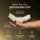 Hand, die eine flexible Pferdebürste mit weißen Borsten hält, um 90° gebogen; deutscher Text 'Ideal für ein glänzendes Fell'.