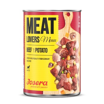 Dosenfutter für Haustiere mit der Aufschrift "FLEISCHLIEBHABER Menü Rind mit Kartoffel", das Fleischstücke und Gemüse enthält, mit dem Text "Super Premium Qualität aus Deutschland".