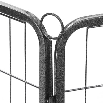 Nahaufnahme eines schwarzen Metall-Tiergitter-Scharnier, mit einem runden Verbinder und einem Gittermuster, entworfen für die Tierhaltung.