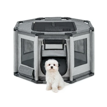 Welpenauslauf aus Oxford-Gewebe & atmungsaktivem Netz 72 cm, 72 cm, 43 cm Ein grauer, achteckiger Haustierspielplatz mit Netzpaneelen, mit einem Reißverschluss oben und einem seitlichen Eingang, mit einem kleinen weißen Hund, der davor sitzt.
