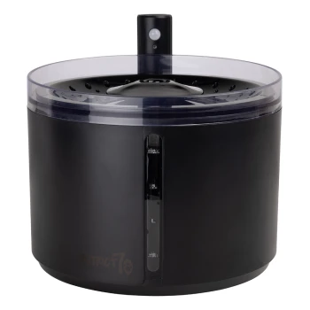 Schwarzer Wasserbrunnen für Haustiere mit einem transparenten Deckel, der ein Bedienfeld an der Seite und den Markennamen 'DISTRICT 70' sichtbar hat.